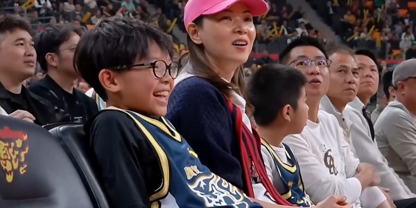 开云线上入口-徐杰7中0，胡明轩9中1，40分惨败，张镇麟22分爆发