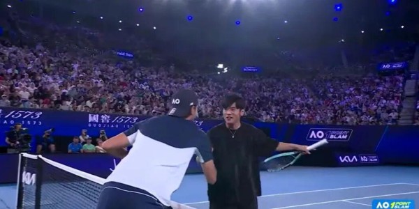 炸！周杰伦今晚打进澳网胜负已分！带着捐出100万澳币的豪气登场