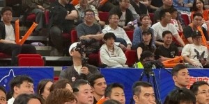 特谢拉现身CBA季后赛现场，见证上海男篮绝杀广东男篮