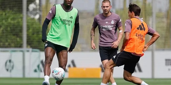 开云网站-费迪南德：趁着皇马有点动荡，曼联应该试着签下楚阿梅尼