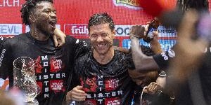 开云下载-詹俊：若阿隆索在皇马坚持三中卫，阿诺德踢右边翼位似乎更合适